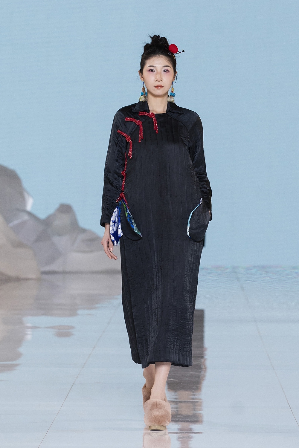 Vietnamese fashion designer debuts new collections in China
