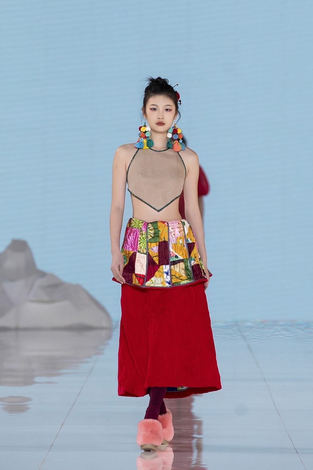 Vietnamese fashion designer debuts new collections in China