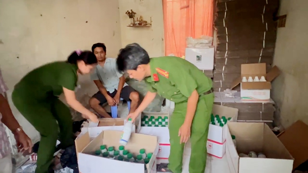 an giang pha duong day san xuat, buon ban thuoc bao ve thuc vat gia hinh anh 4 an giang pha duong day san xuat, buon ban thuoc bao ve thuc vat gia hinh anh 4