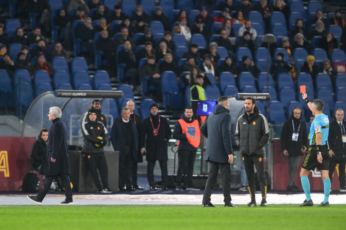 mourinho nhan the do ngay tran dau tien trong nam 2024 hinh anh 1