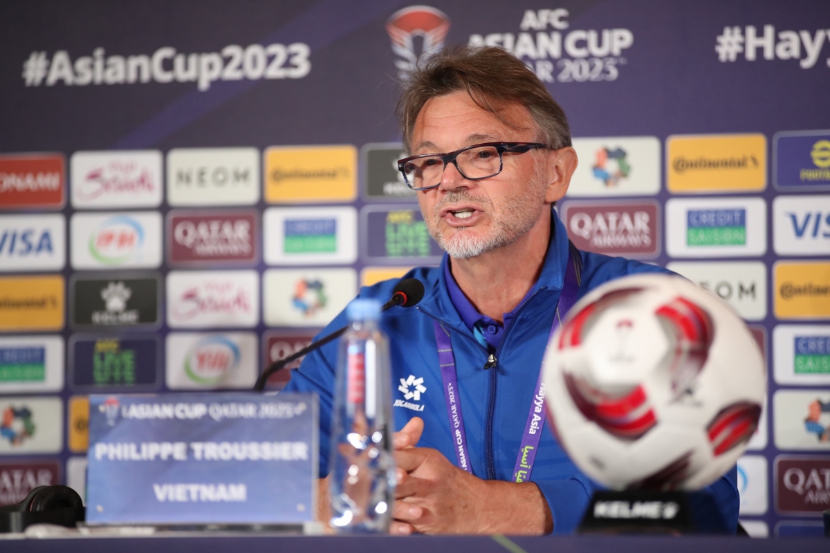 Tin bóng đá sáng 29/1: ĐT Việt Nam áp sát Thái Lan trên BXH FIFA; HLV Philippe Troussier bị cảnh cáo