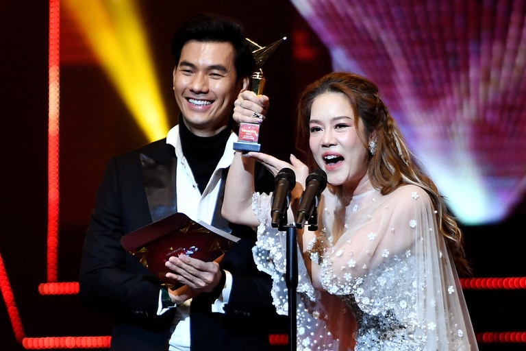 kieu anh khoc khi nhan giai nu dien vien an tuong tai vtv awards hinh anh 4