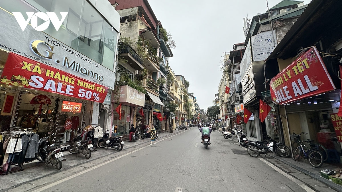 many shops and restaurants close for tet picture 10