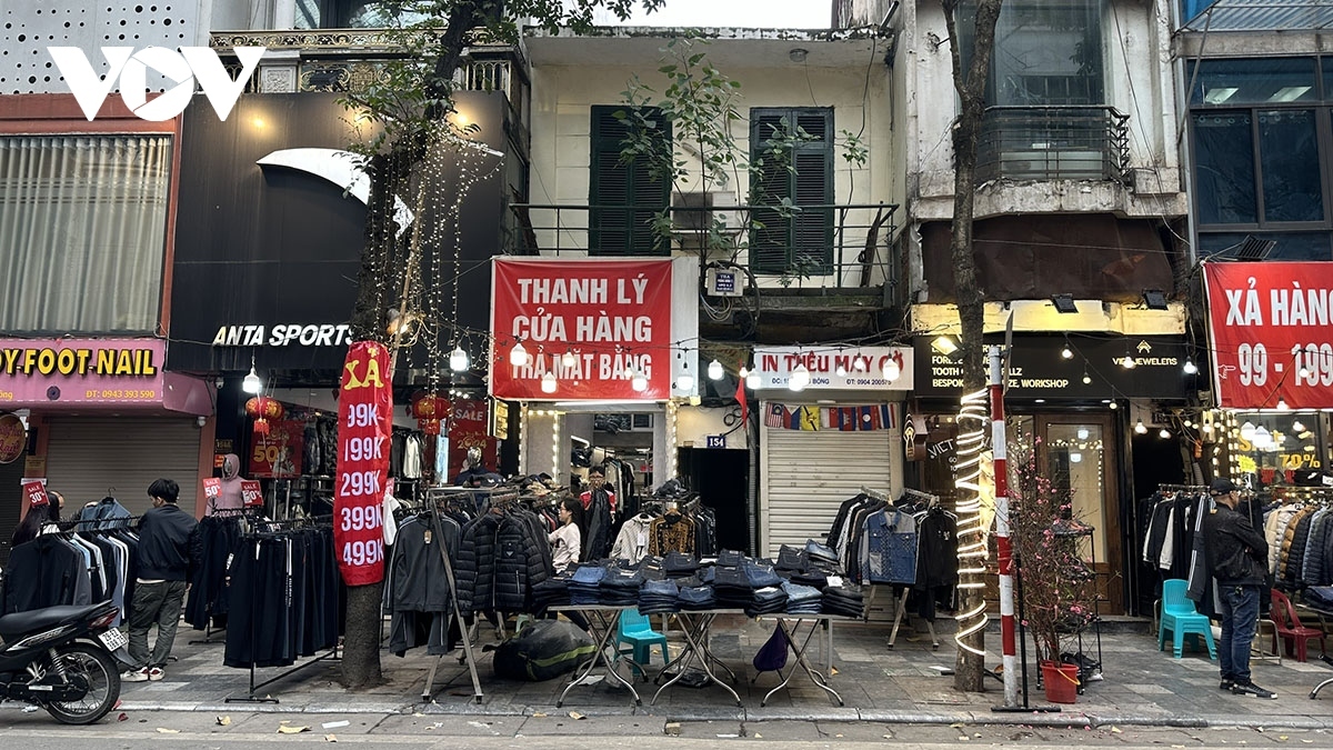 many shops and restaurants close for tet picture 12