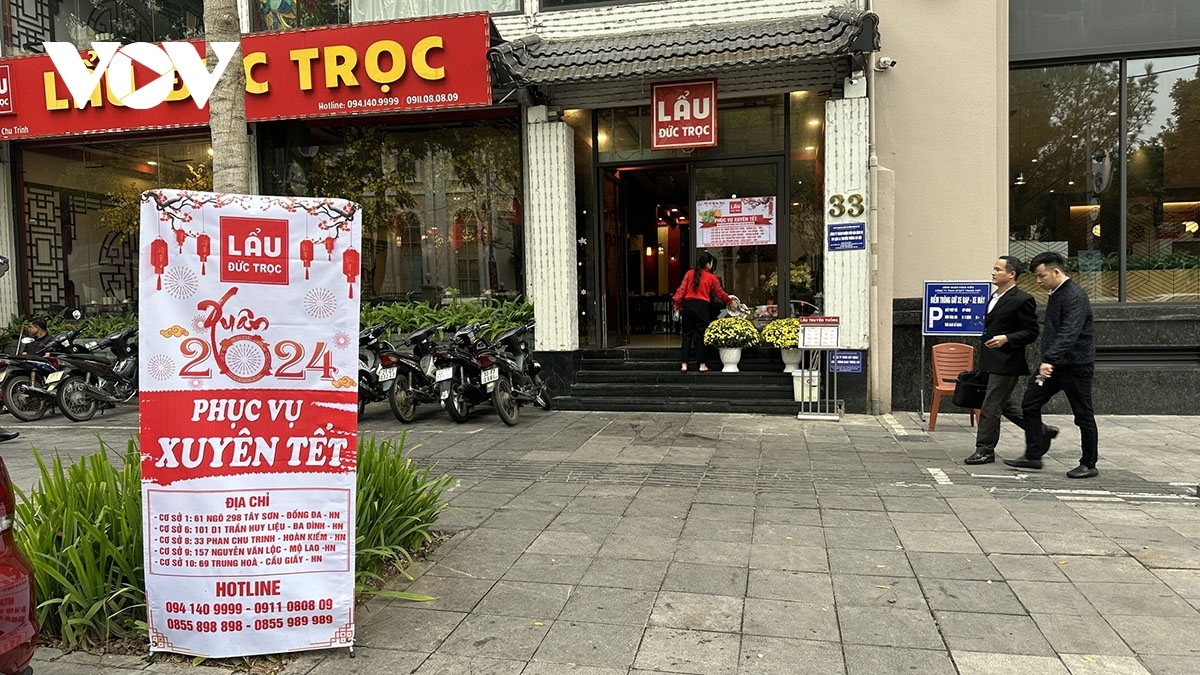 many shops and restaurants close for tet picture 13