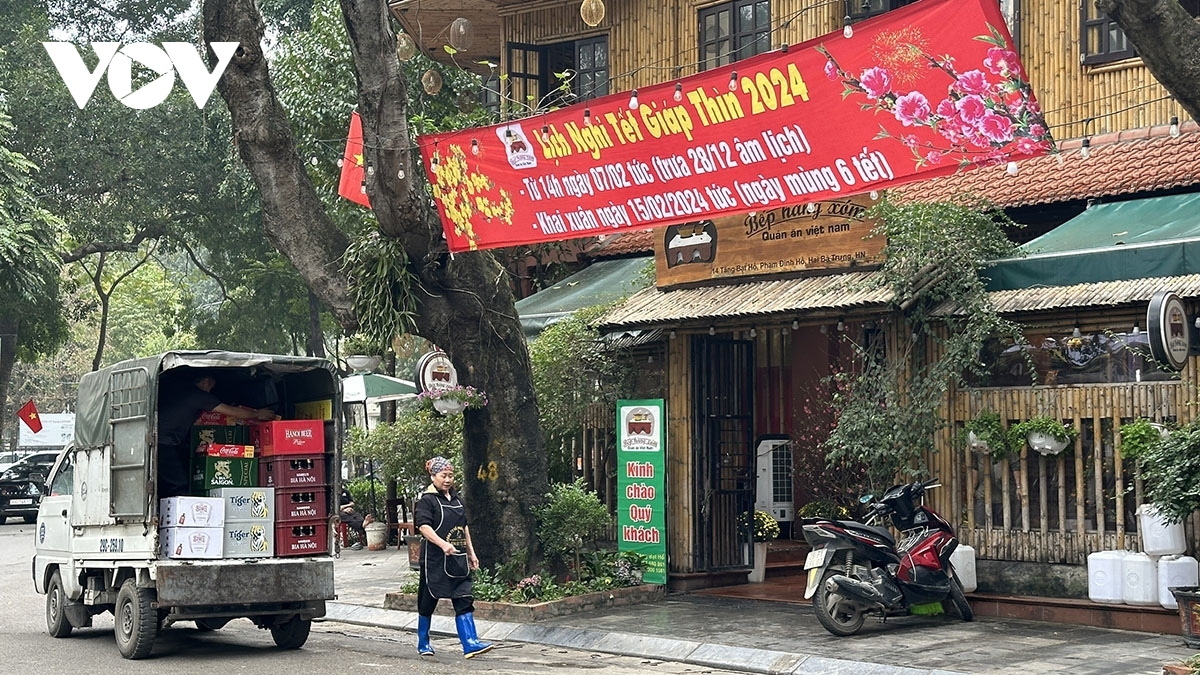 many shops and restaurants close for tet picture 3