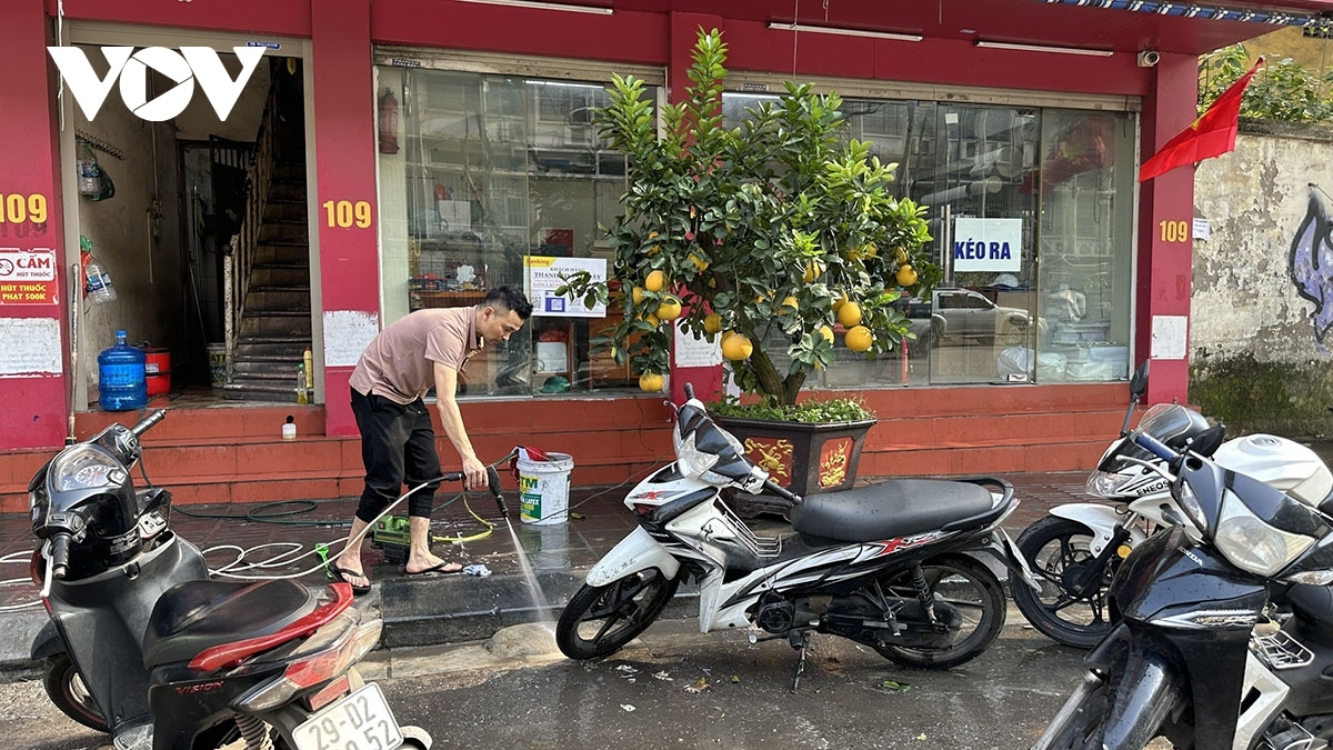 many shops and restaurants close for tet picture 5