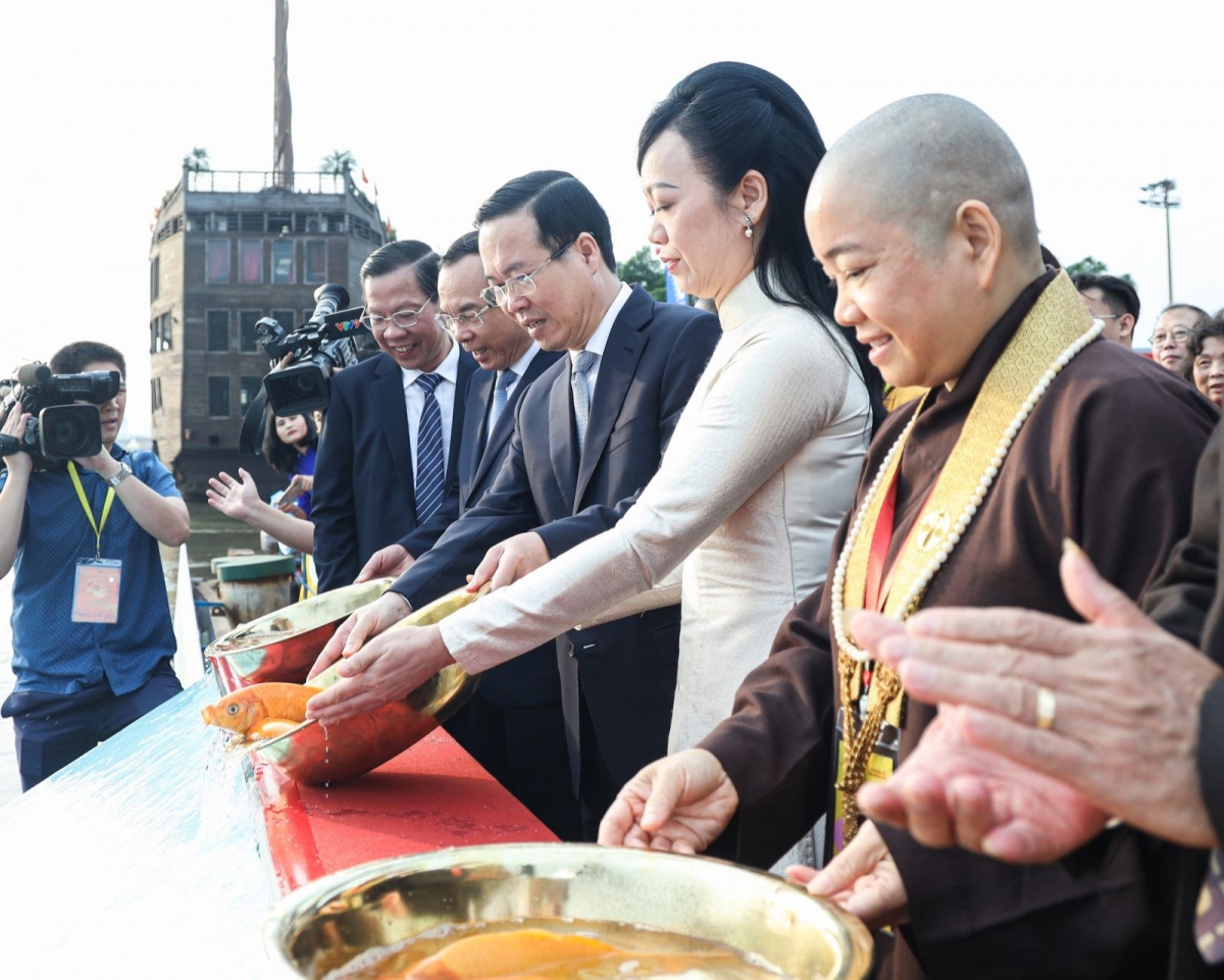 chu tich nuoc vo van thuong cung kieu bao dang huong, tha ca tai ben nha rong hinh anh 5