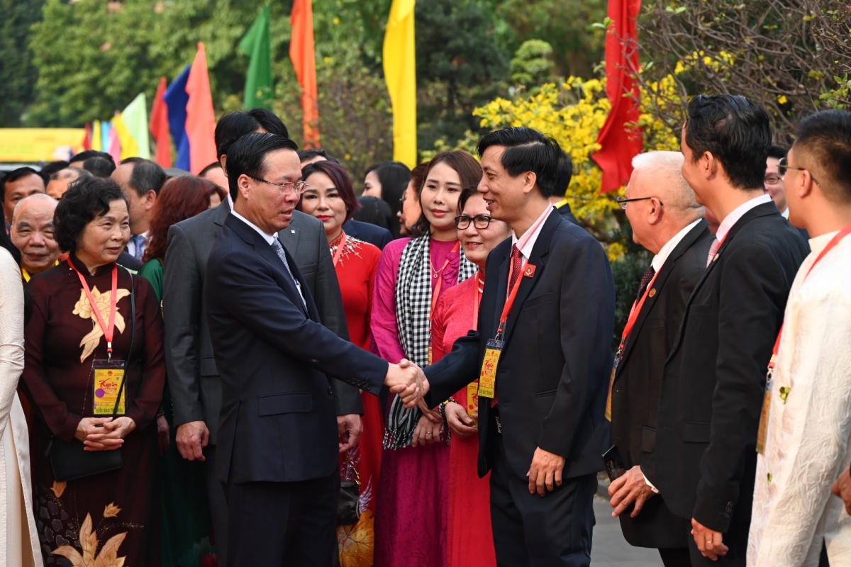 chu tich nuoc vo van thuong cung kieu bao dang huong, tha ca tai ben nha rong hinh anh 1 chu tich nuoc vo van thuong cung kieu bao dang huong, tha ca tai ben nha rong hinh anh 1
