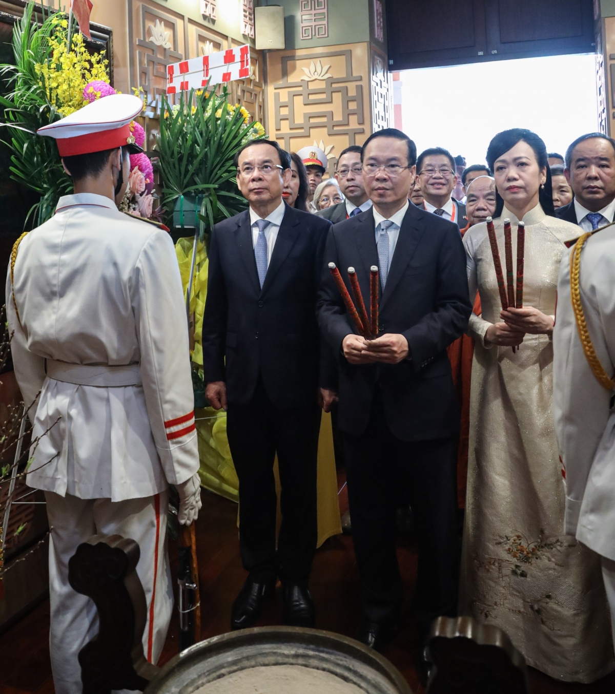 chu tich nuoc vo van thuong cung kieu bao dang huong, tha ca tai ben nha rong hinh anh 4 chu tich nuoc vo van thuong cung kieu bao dang huong, tha ca tai ben nha rong hinh anh 4