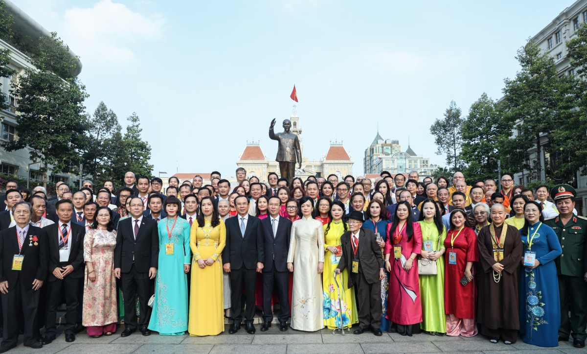chu tich nuoc vo van thuong cung kieu bao dang huong, tha ca tai ben nha rong hinh anh 7 chu tich nuoc vo van thuong cung kieu bao dang huong, tha ca tai ben nha rong hinh anh 7