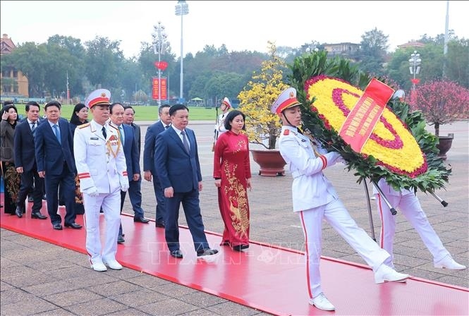 party and state leaders pay tribute to president ho chi minh ahead of tet picture 3
