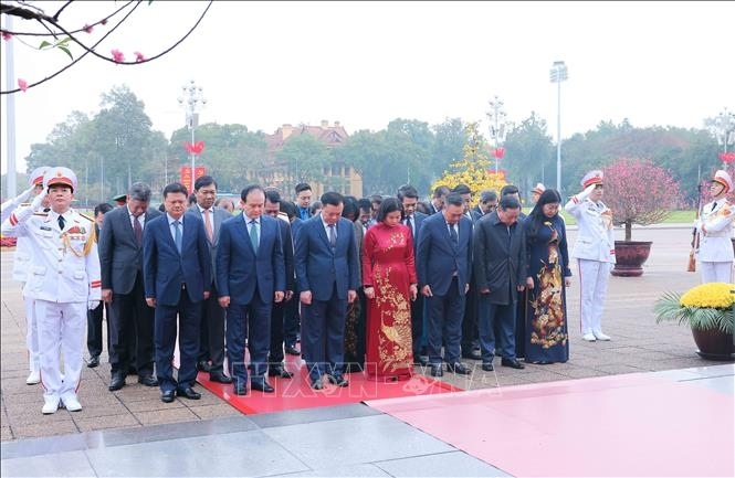 party and state leaders pay tribute to president ho chi minh ahead of tet picture 4