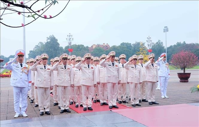 party and state leaders pay tribute to president ho chi minh ahead of tet picture 6