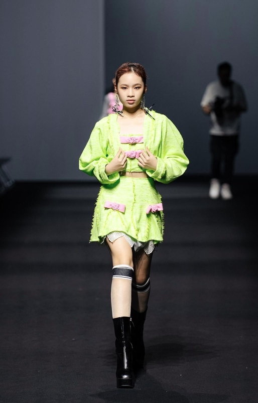 vietnamese teen models hit catwalk for international fashion week picture 2