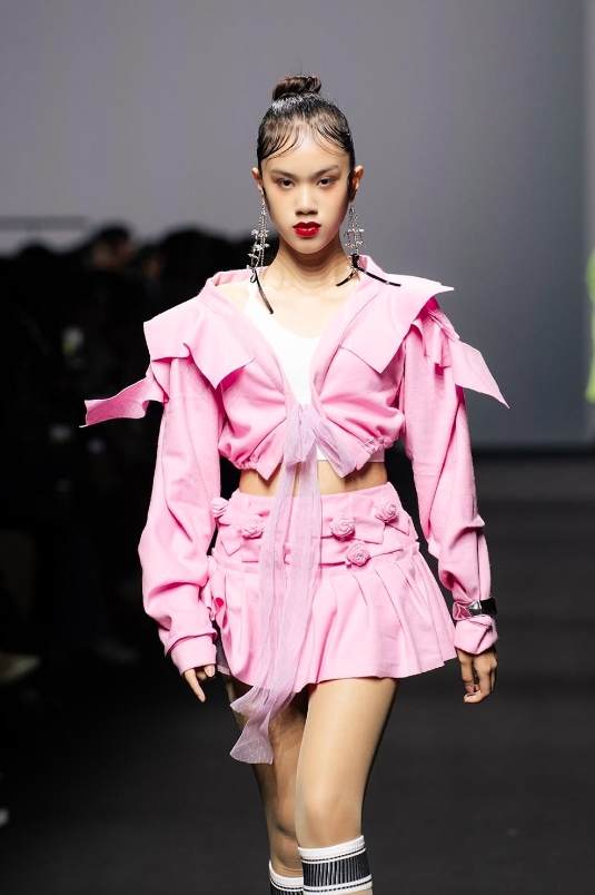 vietnamese teen models hit catwalk for international fashion week picture 4