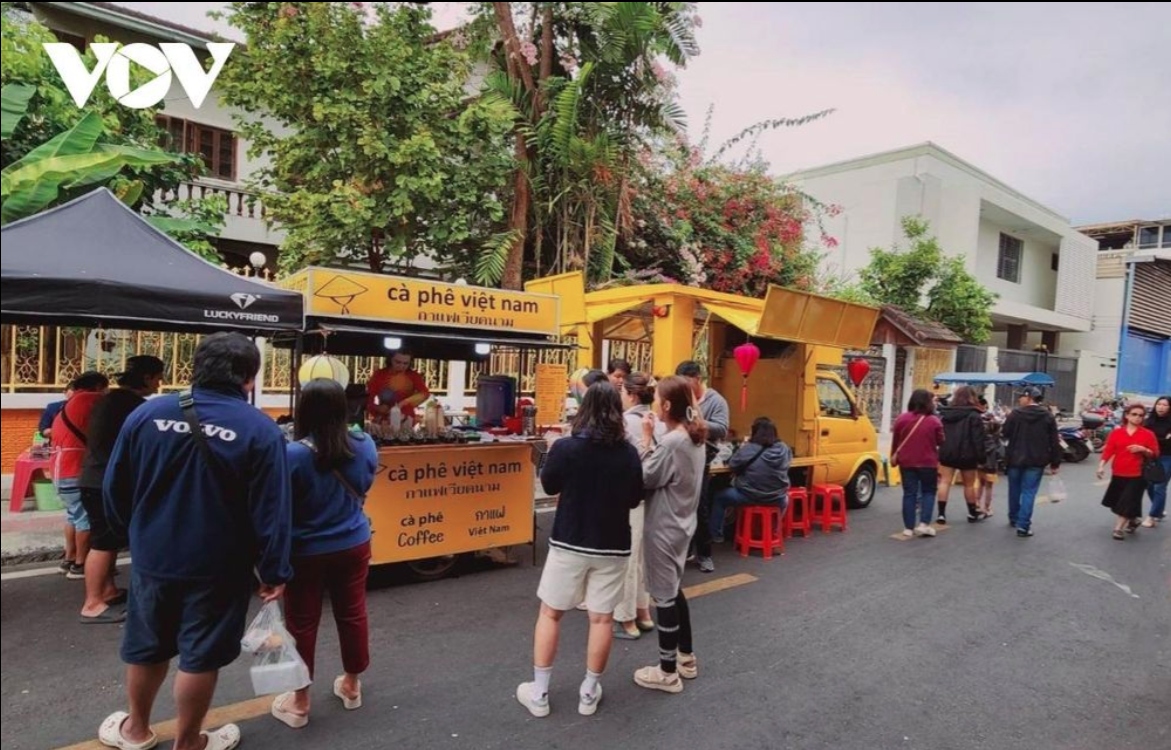 tet festive atmosphere prevails in thailand s vietnam town picture 6