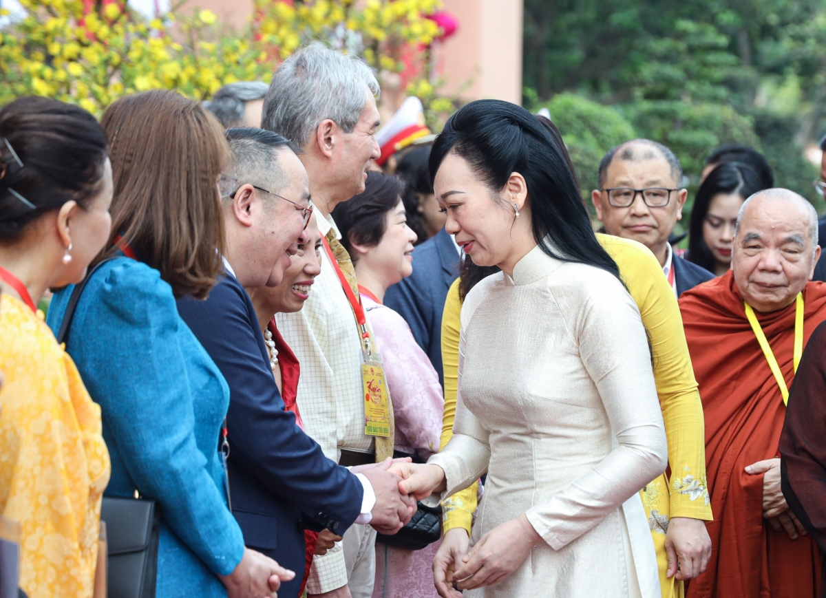 chu tich nuoc vo van thuong cung kieu bao dang huong, tha ca tai ben nha rong hinh anh 2 chu tich nuoc vo van thuong cung kieu bao dang huong, tha ca tai ben nha rong hinh anh 2