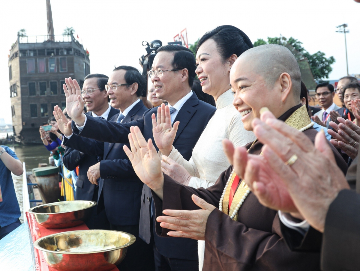 chu tich nuoc vo van thuong cung kieu bao dang huong, tha ca tai ben nha rong hinh anh 6