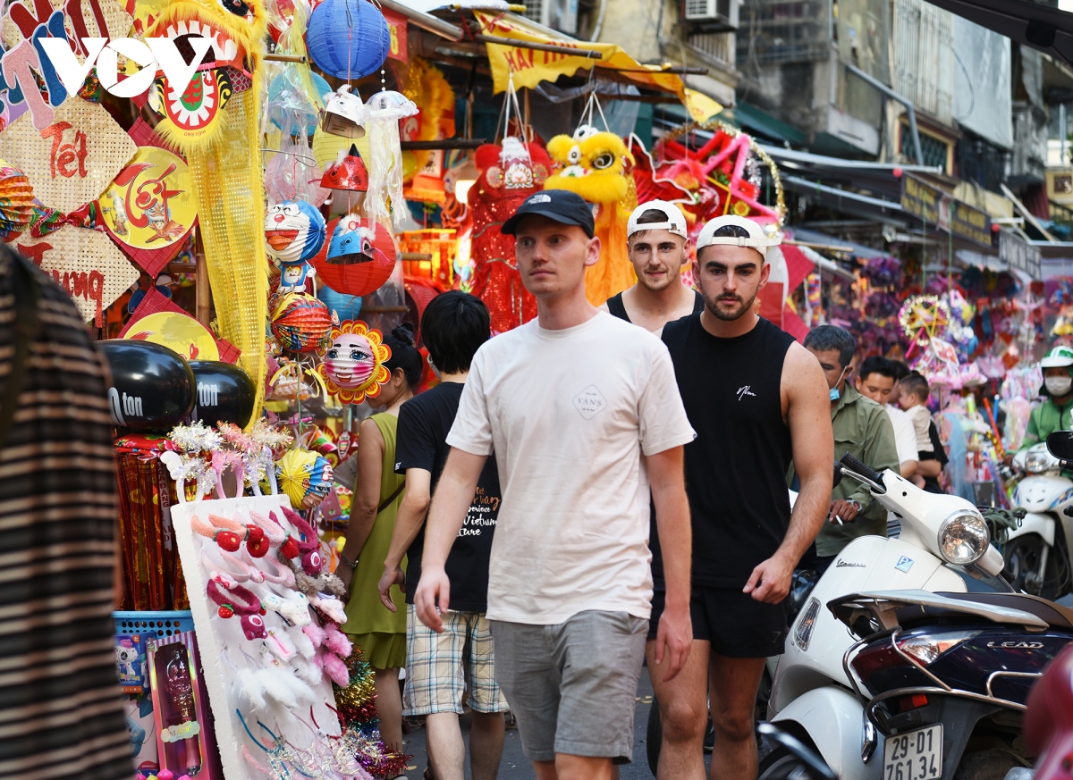 người dân hà nội nô nức đón tết trung thu sớm trên phố hàng mã hình ảnh 15 nguoi dan ha noi no nuc don tet trung thu som tren pho hang ma hinh anh 15