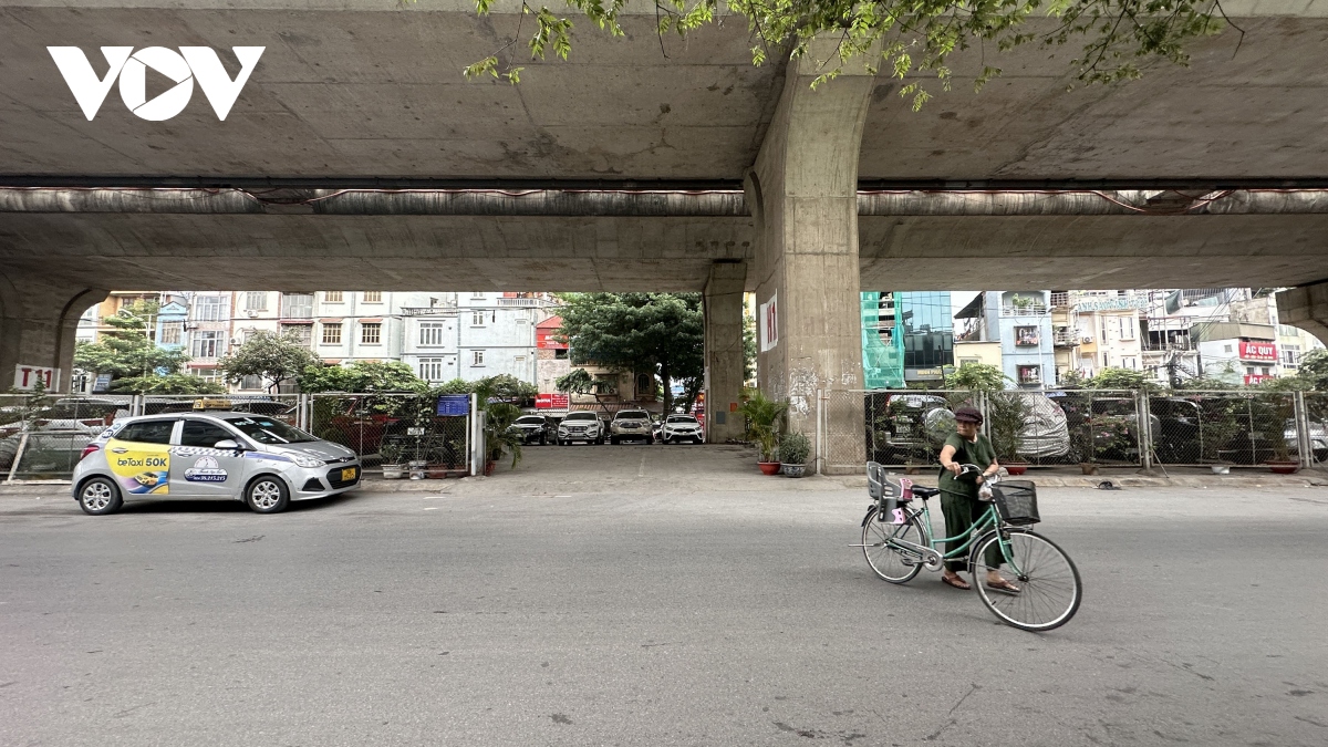 cận cảnh gầm cầu hà nội sắp không còn được tận dụng làm bãi trông xe hình ảnh 3 can canh gam cau ha noi sap khong con duoc tan dung lam bai trong xe hinh anh 3