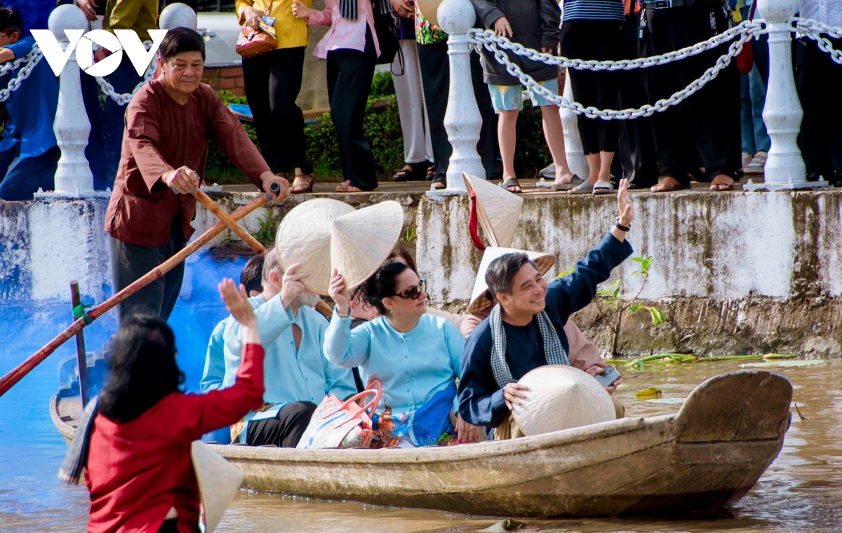 hơn 150 người trình diễn áo bà ba trên sông ở hậu giang hình ảnh 3 hon 150 nguoi trinh dien ao ba ba tren song o hau giang hinh anh 3