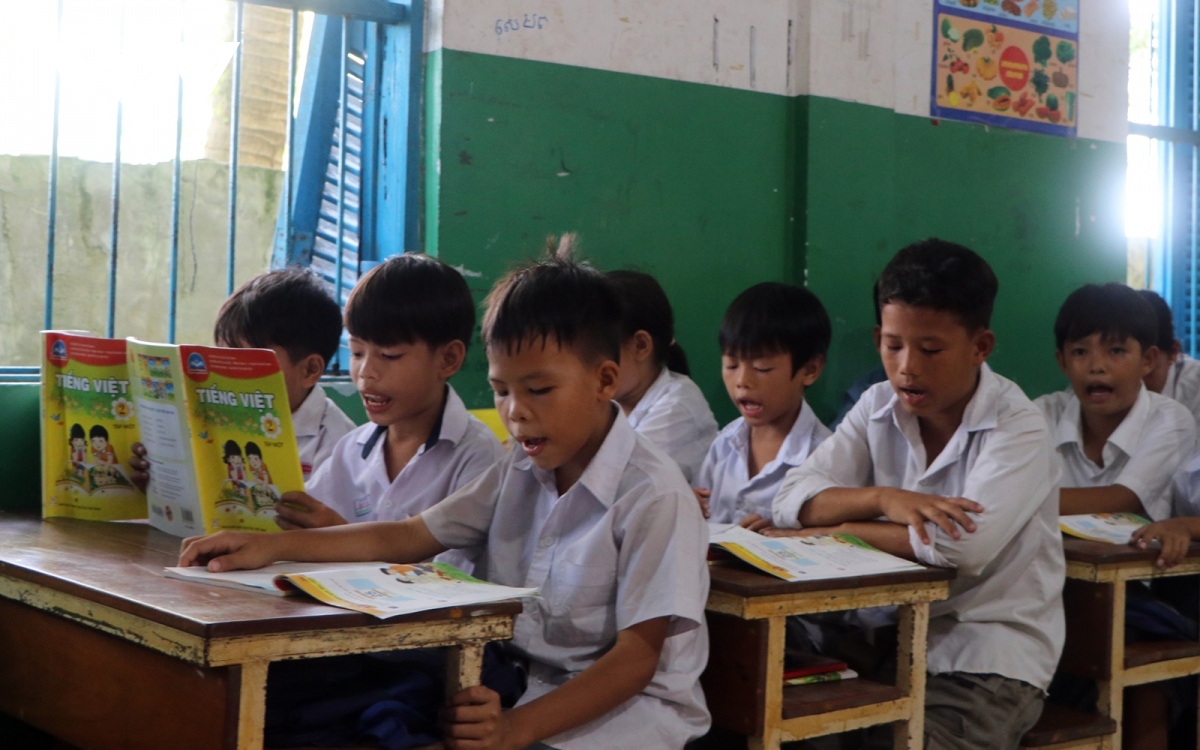 vượt khó gieo chữ cho những con em gốc việt tại campuchia hình ảnh 7 vuot kho gieo chu cho nhung con em goc viet tai campuchia hinh anh 7