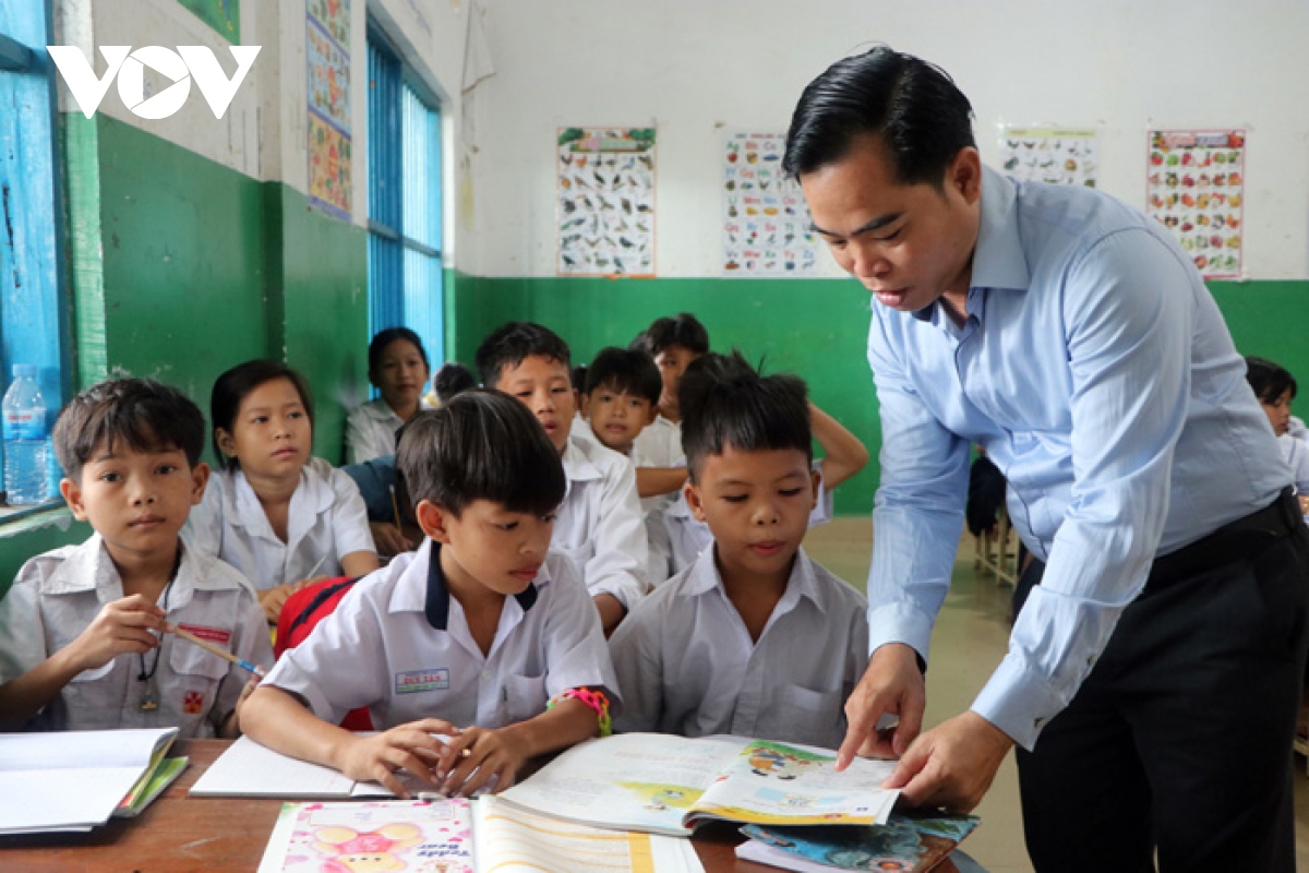 người thầy gieo chữ cho những mầm xanh gốc việt ở campuchia hình ảnh 2 nguoi thay gieo chu cho nhung mam xanh goc viet o campuchia hinh anh 2