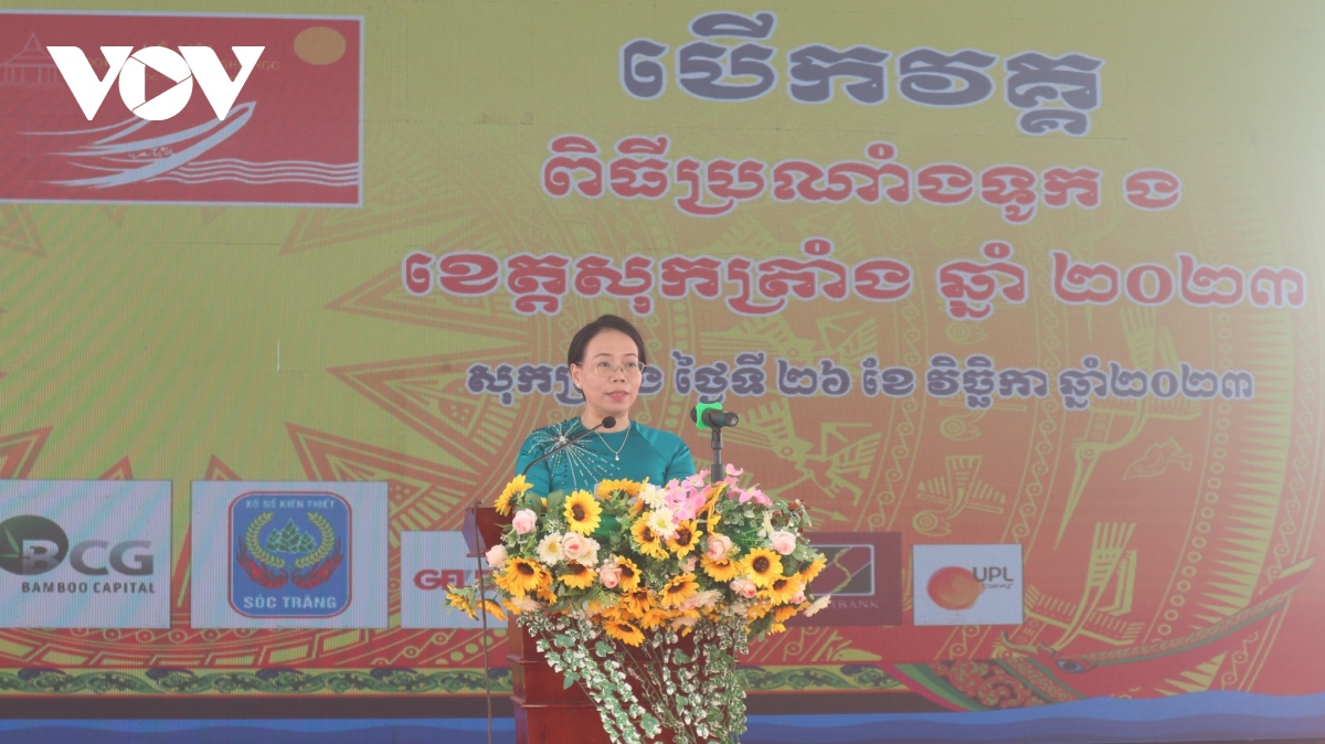 Hàng chục ngàn người tham gia lễ hội đua ghe Ngo đồng bào Khmer