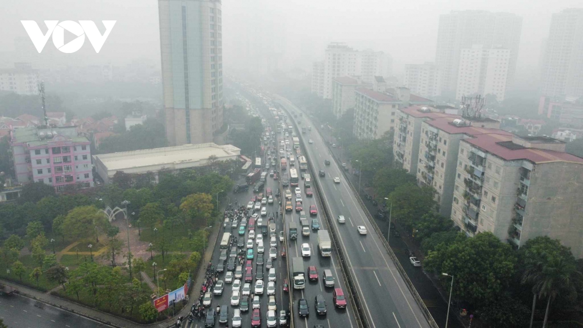 ngay dau nghi le, nguoi dan doi mua roi ha noi ve nghi tet duong lich 2024 hinh anh 10