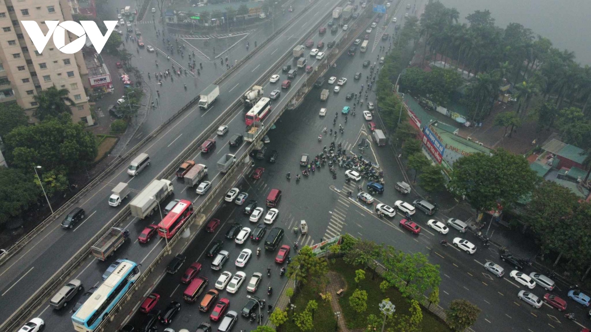 ngay dau nghi le, nguoi dan doi mua roi ha noi ve nghi tet duong lich 2024 hinh anh 8