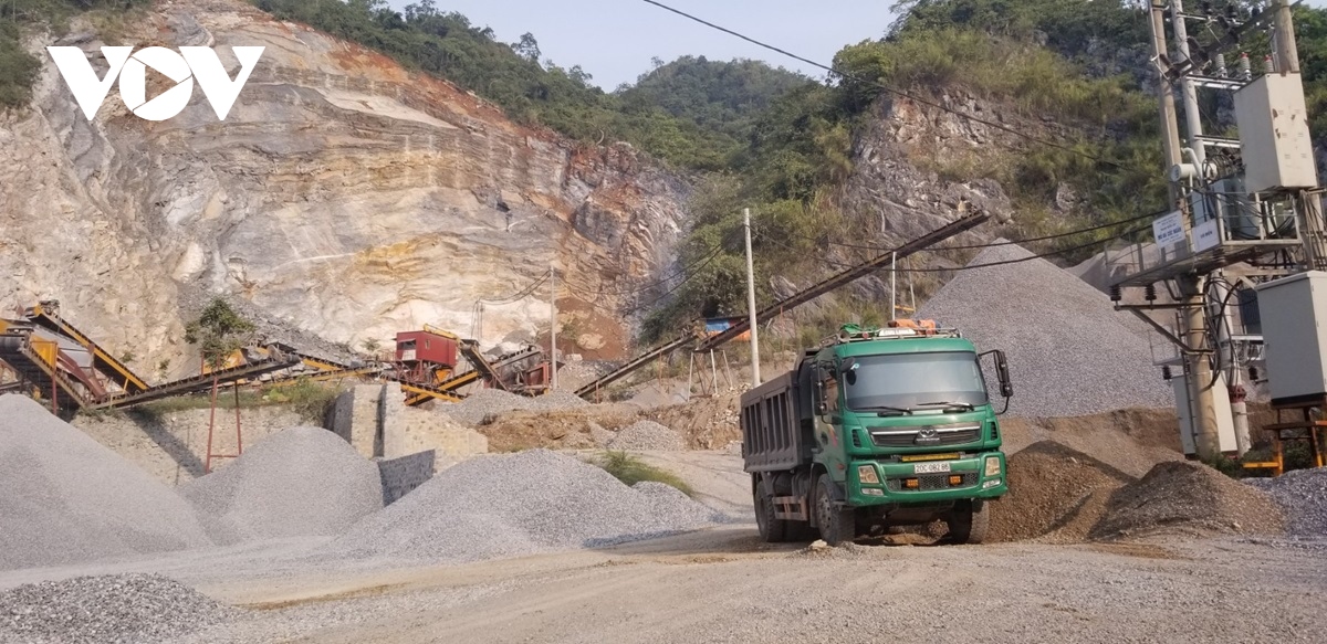 bac kan thieu nguon cung vat lieu xay dung tai cho hinh anh 1