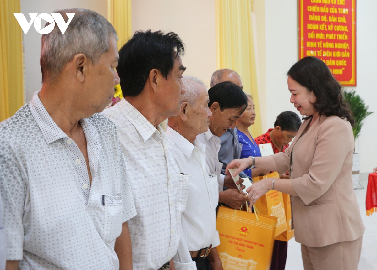 pho chu tich nuoc vo thi Anh xuan tiep xuc cu tri tinh an giang hinh anh 5