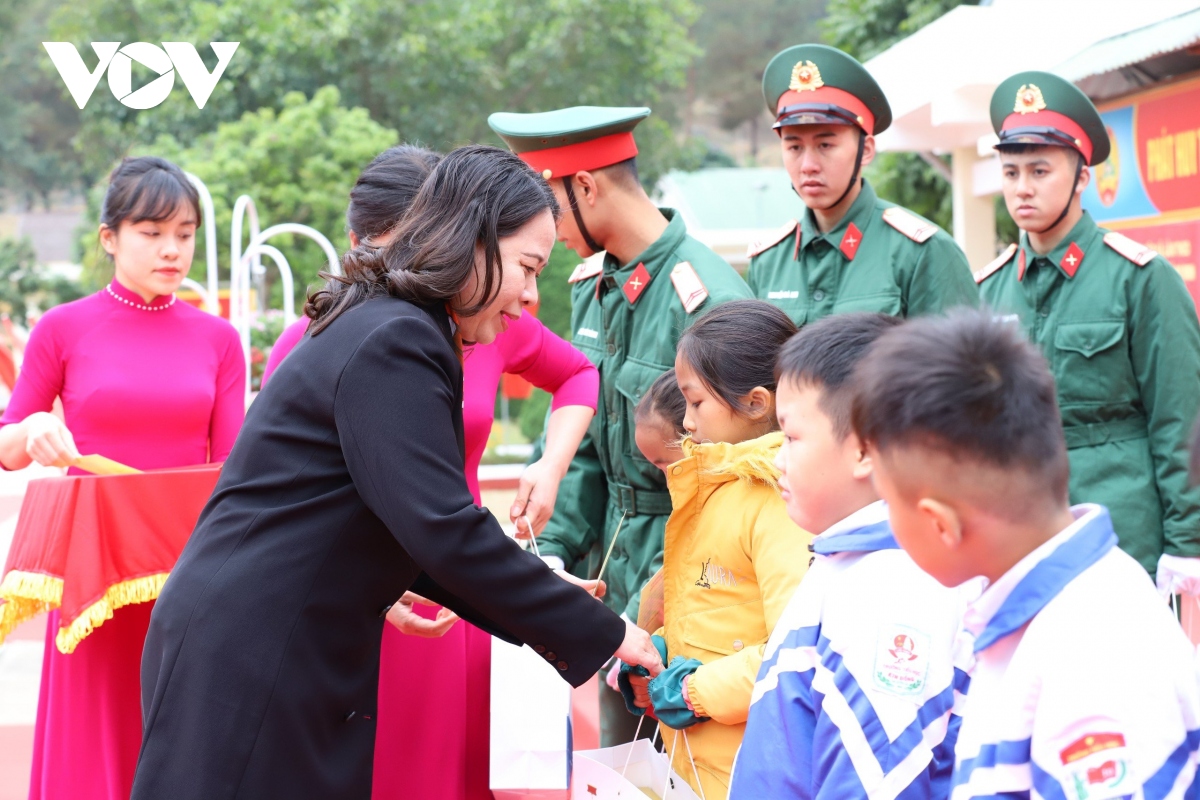pho chu tich nuoc vo thi Anh xuan tham va dong vien luc luong vu trang son la hinh anh 4