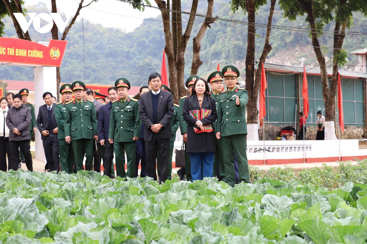 pho chu tich nuoc vo thi Anh xuan tham va dong vien luc luong vu trang son la hinh anh 5