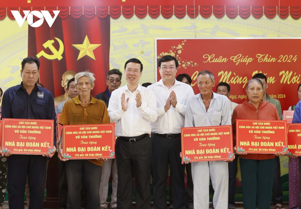 chu tich nuoc vo van thuong chuc tet tai Dong thap hinh anh 2