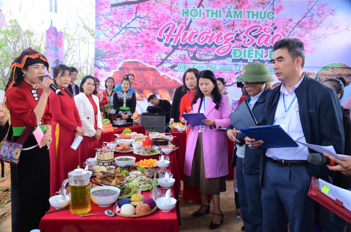 Dong dao du khach trai nghiem le hoi hoa anh dao Dien bien phu 2024 hinh anh 3