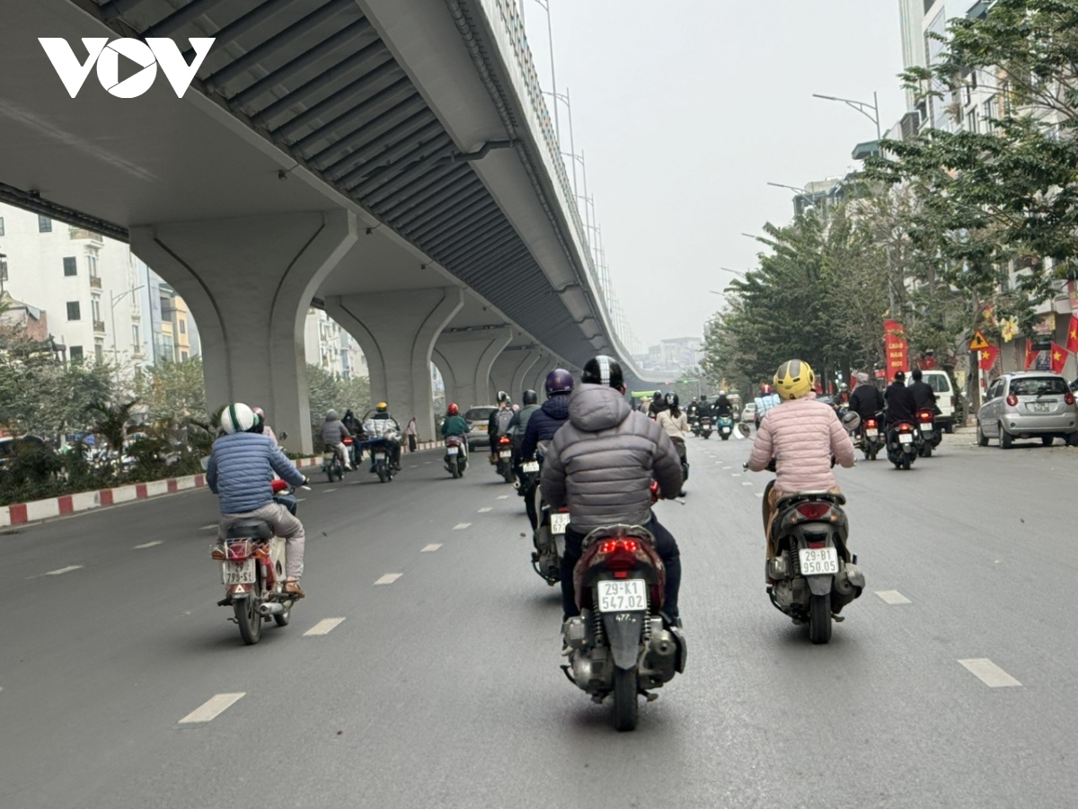 ngay dau tien di lam cua nam moi, duong pho ha noi thong thoang la thuong hinh anh 1