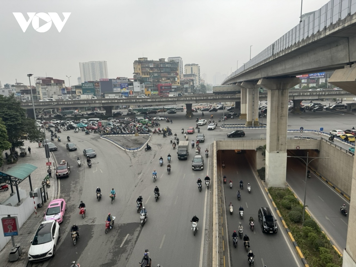 ngay dau tien di lam cua nam moi, duong pho ha noi thong thoang la thuong hinh anh 17