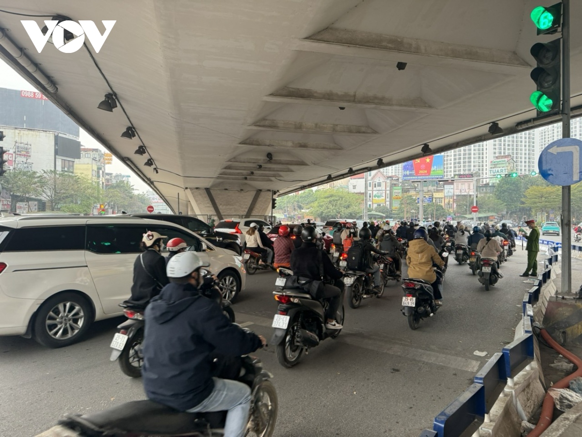 ngay dau tien di lam cua nam moi, duong pho ha noi thong thoang la thuong hinh anh 6