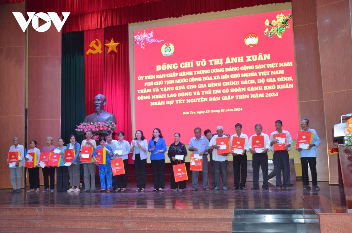 pho chu tich nuoc vo thi Anh xuan tham, tang qua tet tai tinh ben tre hinh anh 2