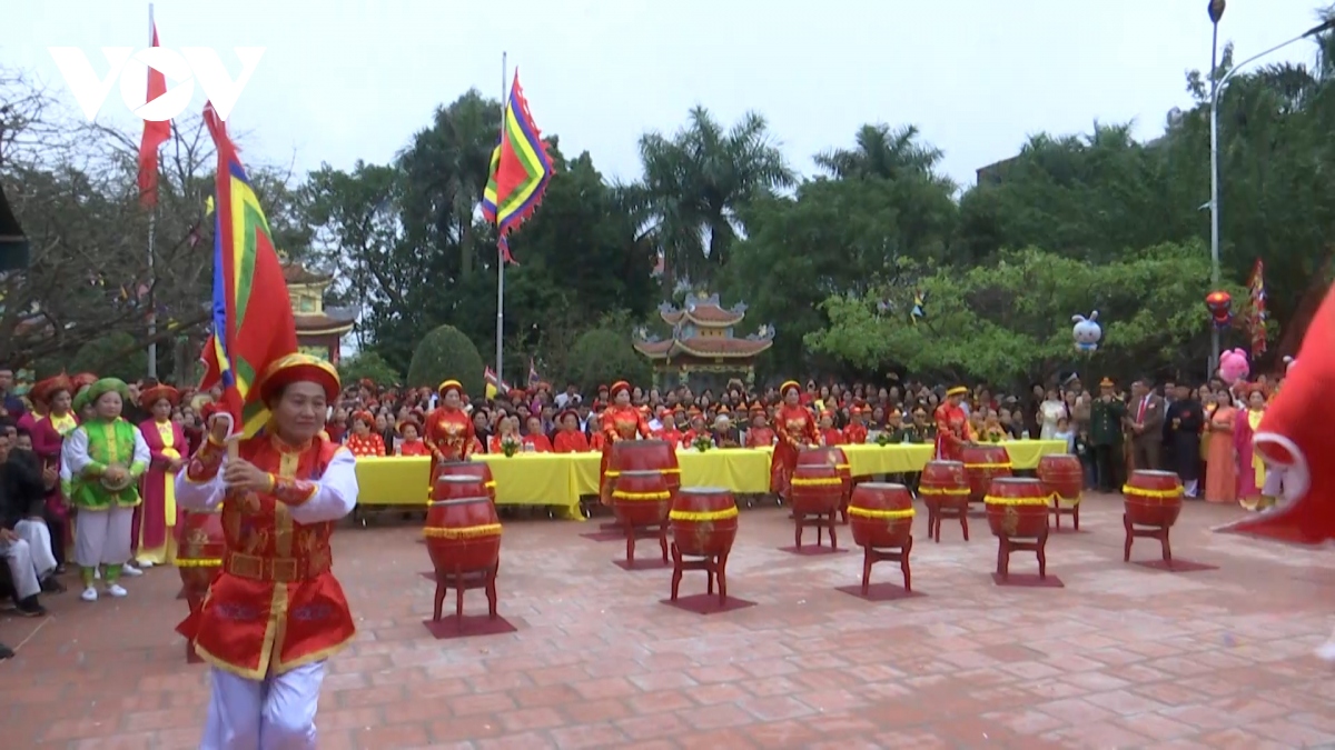 nguoi dan no nuc tham du le hoi den Duc vua ba thuy to quan ho o bac ninh hinh anh 1